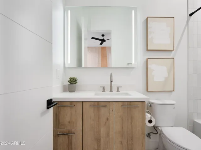 4th Bathroom (4th Bedroom en-suite) with a convenient shower/tub combo.