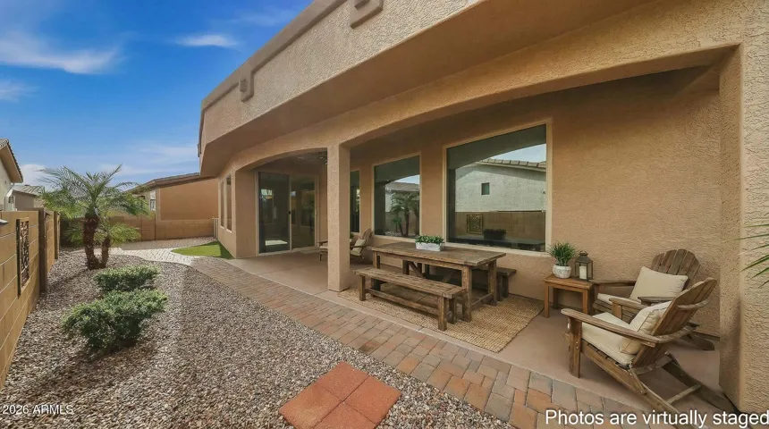 Low maintenance backyard- private and comfy!