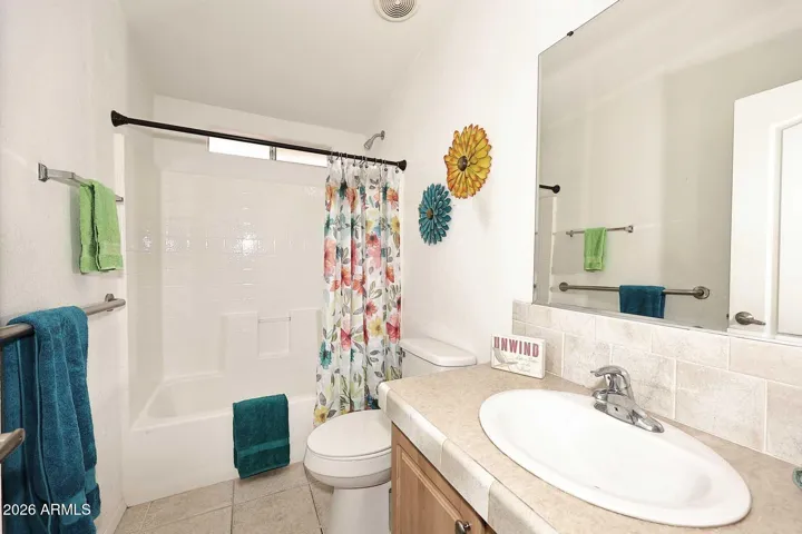 Full bathroom between 2nd and 3rd bedrooms