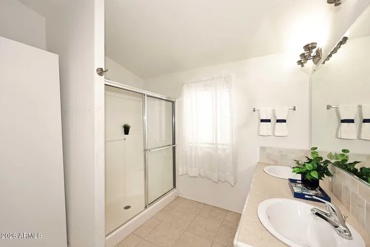Walk in shower, dual sinks and 2 linen closets