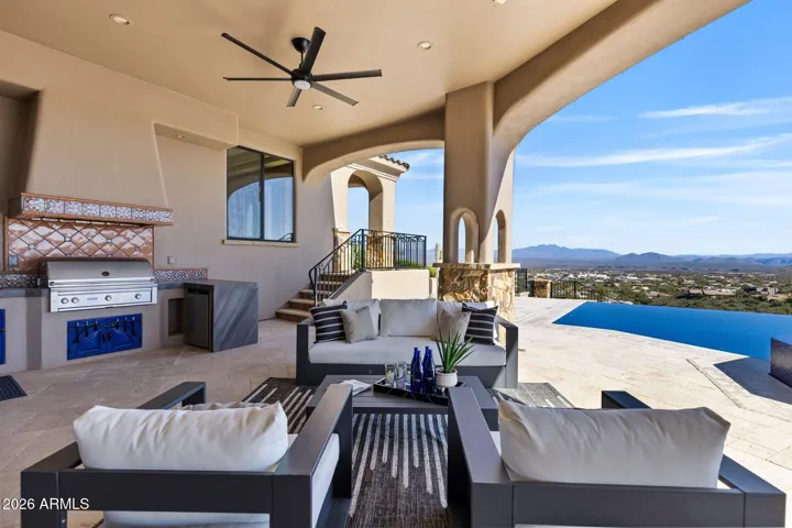 Outdoor Kitchen for the Modern Entertainer