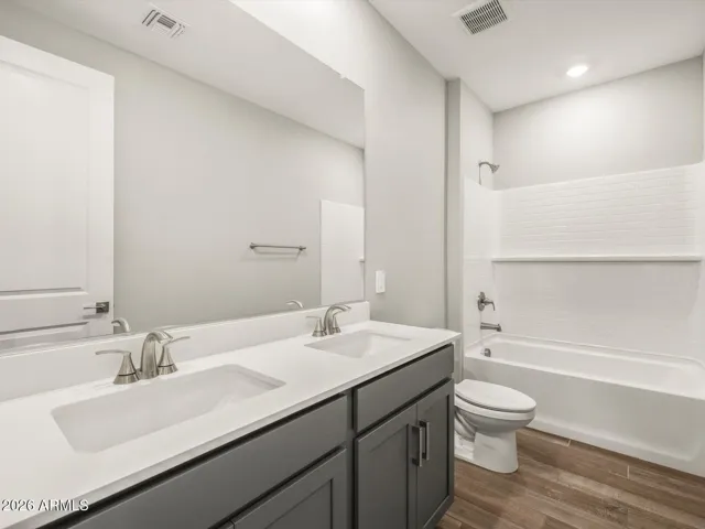 Bath 2 Double Sinks!