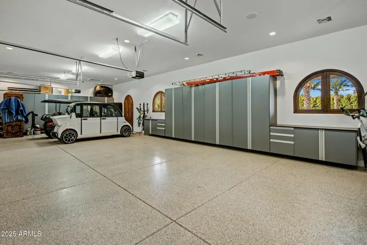 CLIMATE CONTROLLED 6 CAR GARGE