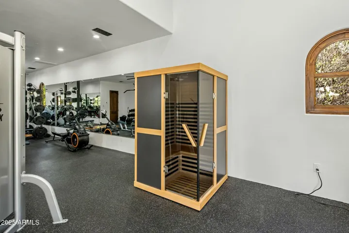 WELNESS -SAUNA AND BATHROOM IN GYM