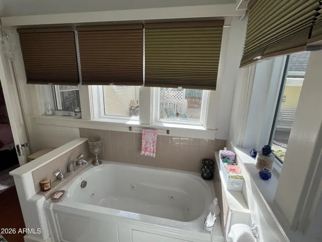 Master bedroom Bathroom with Jetted tub