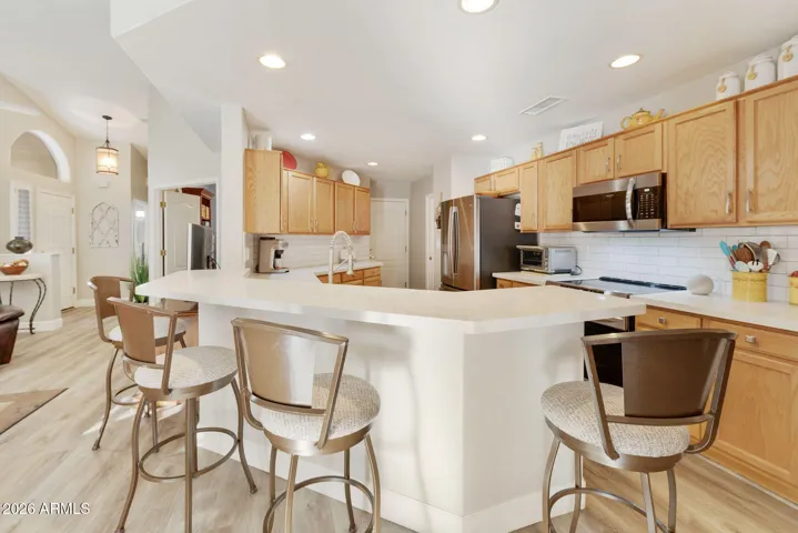 CONVERSATION / BREAKFAST BAR