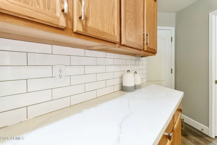STYLISH SUBWAY TILE BACKSPLASH
