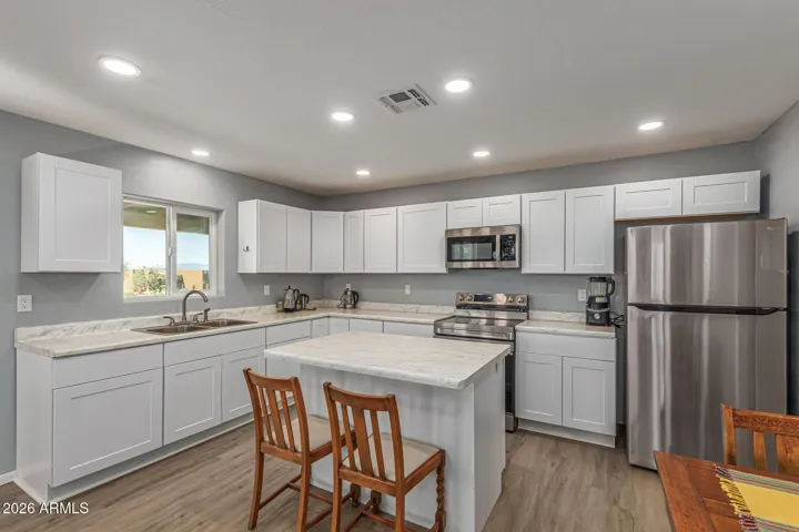 SLEEK, MODERN KITCHEN W/CLEAN FINISHES * ISLAND * RECESSED LIGHTING
