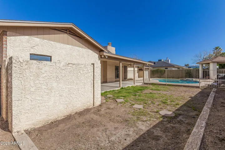 Great side yard perfect for grass