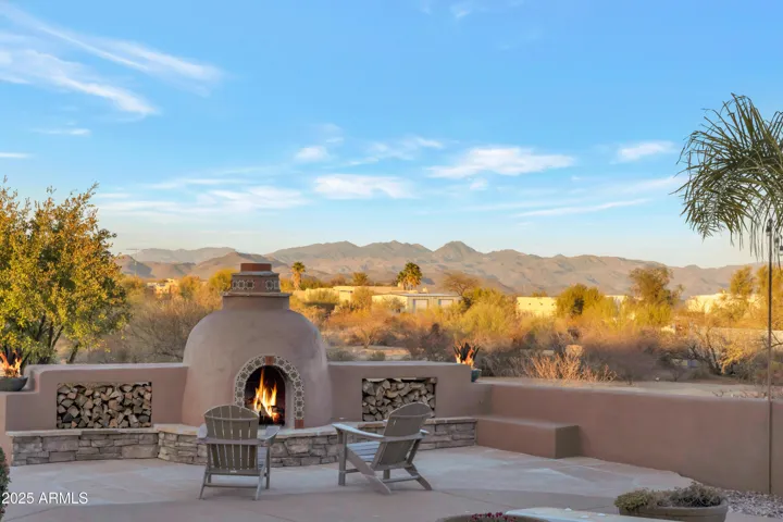 Enjoy the fireplace/Pizza oven and Mountain Views!