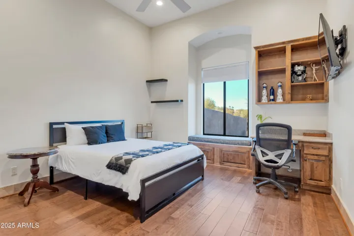 Guest room 1-w/built in work station w/jack & Jill bathroom walk in closet