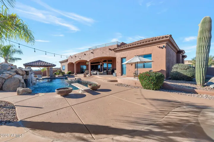 Large back yard for entertainment