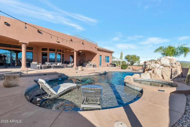 Pool with large Baja Shelf for loungers
