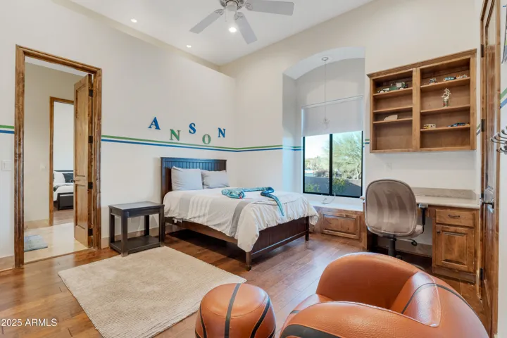 Guest room 2 w/built in work station, walk in closet
