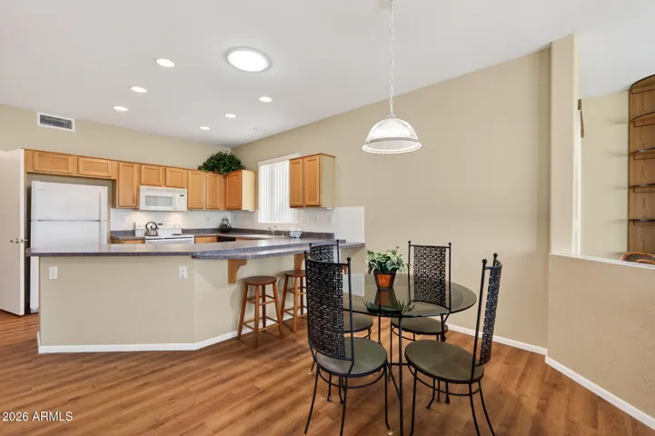 Play cards, games or enjoy a casual meal in the breakfast nook.