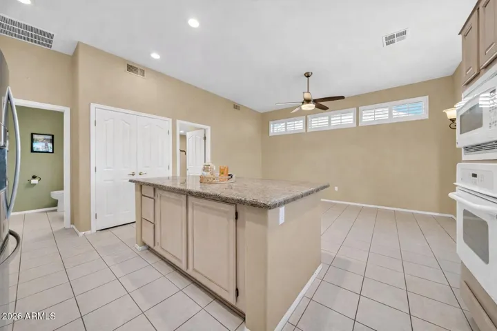KITCHEN / AZ ROOM