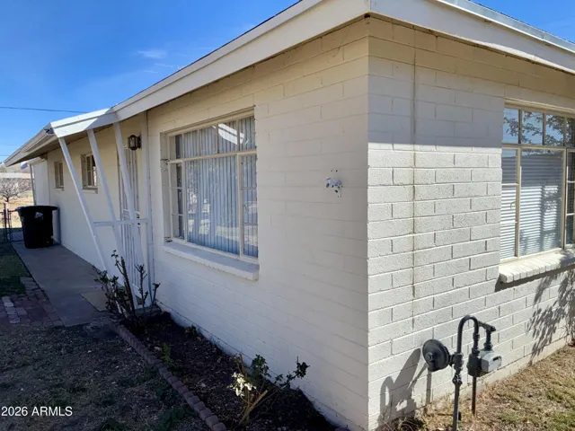 Sturdy and Functional Design from 1966 in a Quiet Neighborhood close to Shopping and Restaurants.