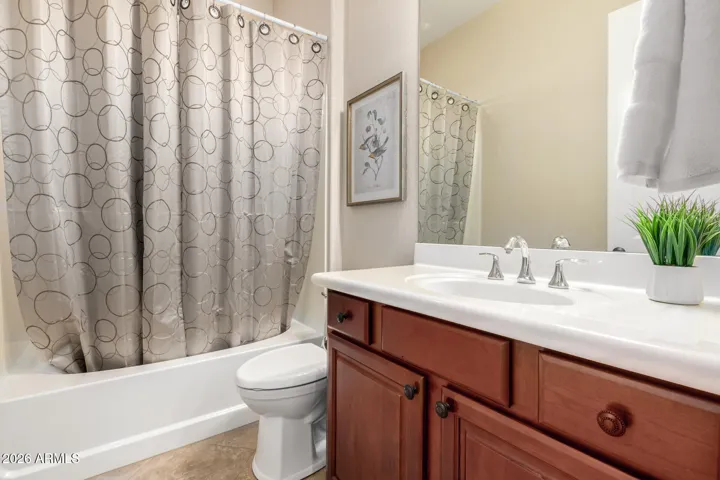 Full bathroom between 2nd and 3rd bedrooms