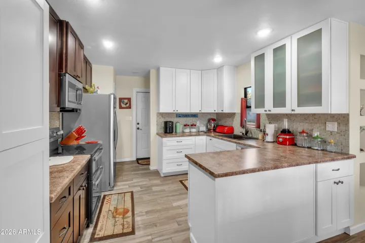 GH-Complete new kitchen with all the bells and whistles.