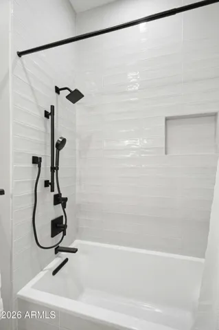 Guest bedroom 2 shower/tub in ensuite