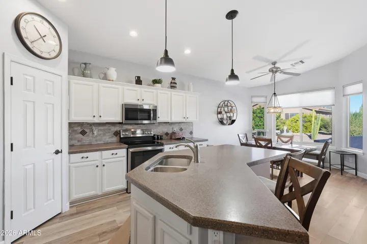 Kitchen island/breakfast bar