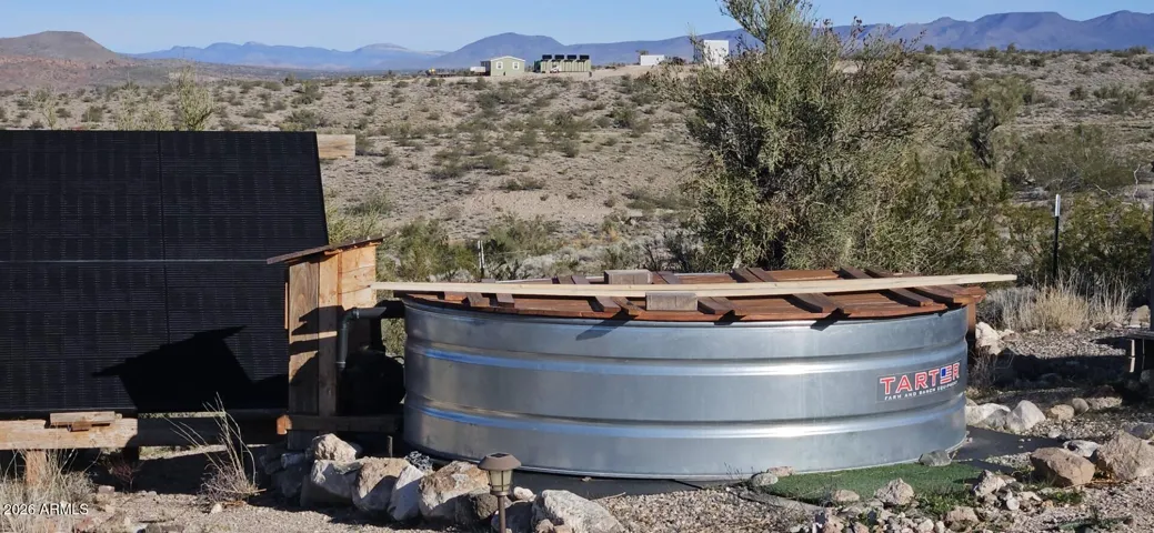 Soaking tub with solar circulating pump