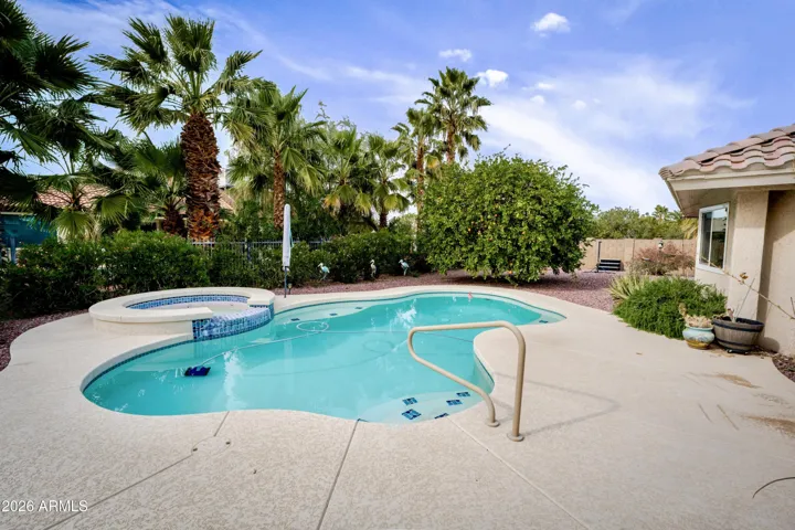 The spa-like backyard.