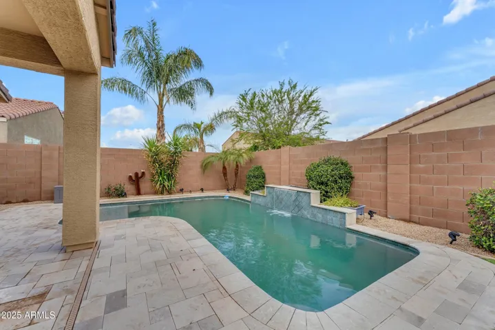 Pool with water feature