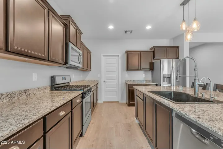 Lots of Cabinetry, Staggered Cabinets, walk in pantry, GAS cooktop!