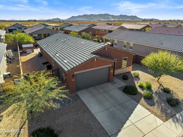 Close proximity to Casa Grande Mountain, dining and shopping at The Promenade, and freeway access via I-10.