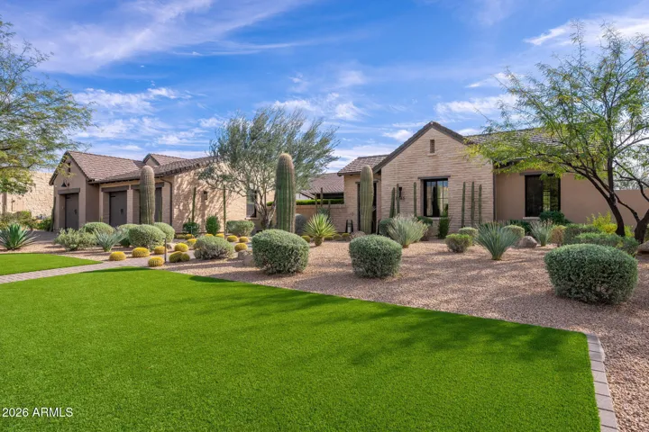 Great curb appeal / New Turf