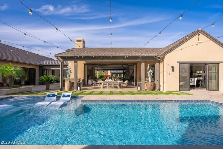 Back Yard Resort - spill over spa & water feature