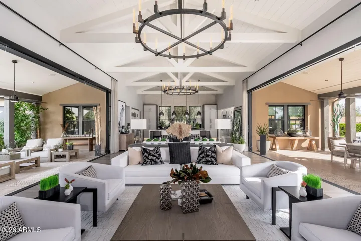 Whitehorse Luxury - Cheval Farmhouse