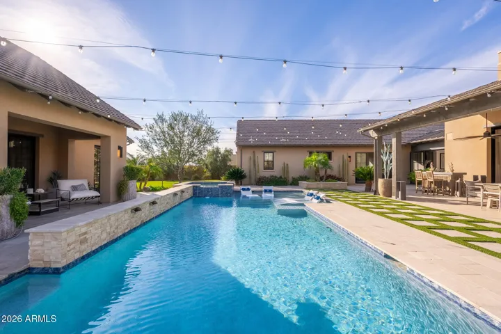 Back Yard Resort - spill over spa & water feature