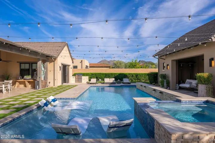 Back Yard Resort - spill over spa & water feature