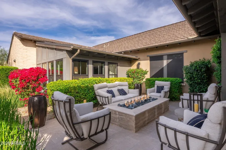 Front patio w/ Fire Pit