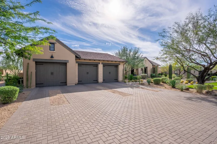 Curb appeal / 4 car garage