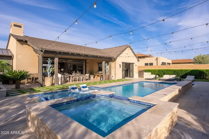 Back Yard Resort - spill over spa & water feature
