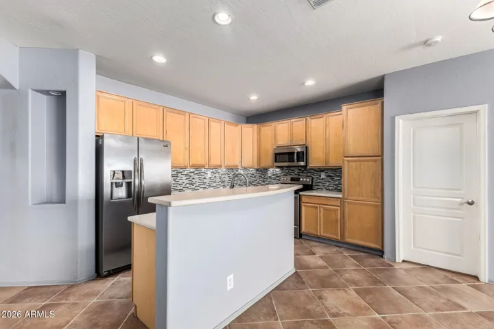 Island with breakfast bar!