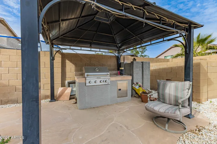 Outdoor kitchen makes entertaining a breeze!!
