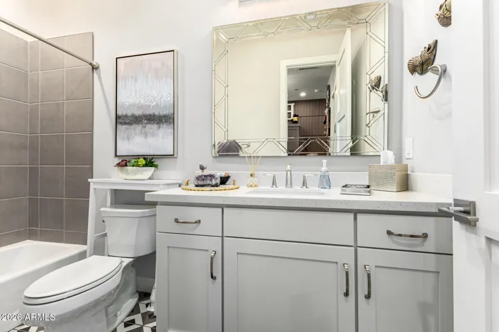 Full guest bath on-suite with tub.