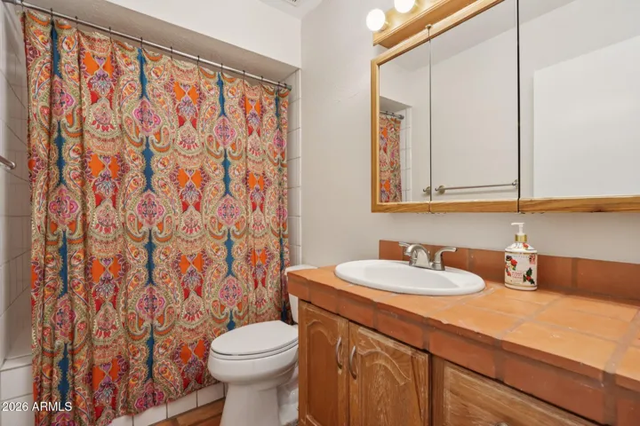 Guest bathroom (bathroom 2)