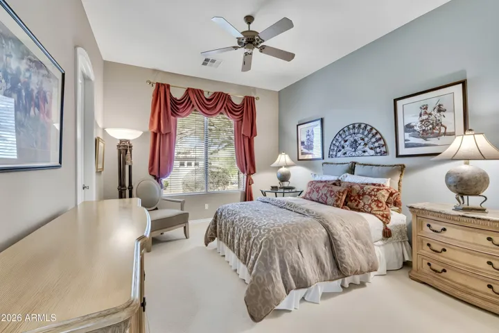 Large, ensuite guest bedroom