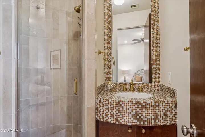 En-suite bathroom with Bed 2