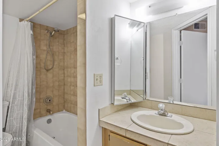 Clean secondary bathroom with tiled tub/shower and neutral finishes.
