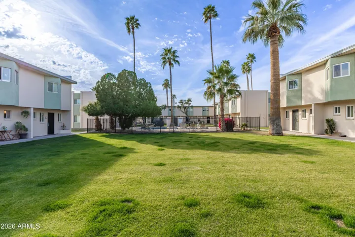 End unit townhome condo in Central Phoenix, minutes to dining, markets, bars, freeway, airport and more!