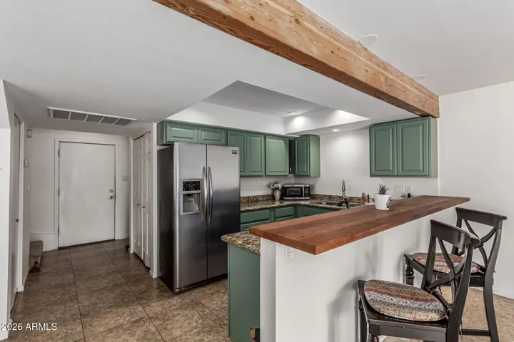 Convenient location in Central Phoenix, less than half a mile to multiple restaurants, markets, bars, freeway, airport and more!