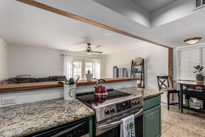 Convenient location in Central Phoenix, minutes to dining, markets, bars, freeway, airport and more