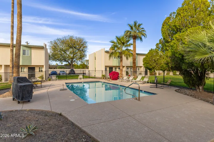 End unit townhome in Central Phoenix, minutes to dining, markets, bars, freeway, airport and more!