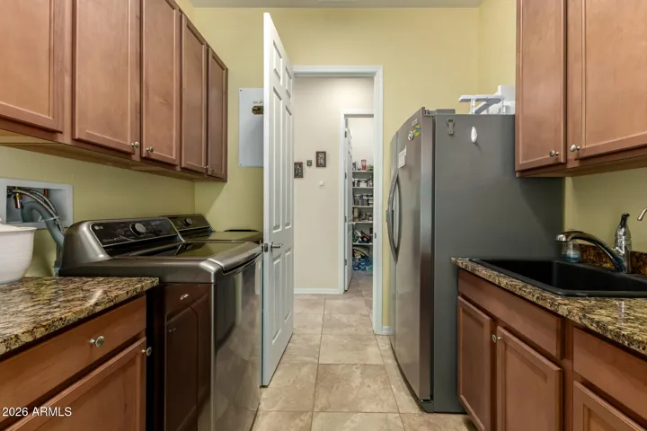 Great Laundry Room w/ storage